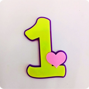 NÚMERO 1 (AMARELO, LILÁS COM CORAÇÃO)