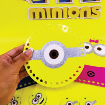 BASE DE ACRÍLICO PARA BOLSA MINIONS